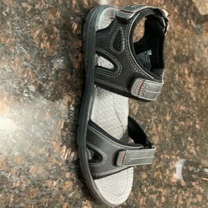 New khombu men’s sandals. No tags or original box.  Never worn.